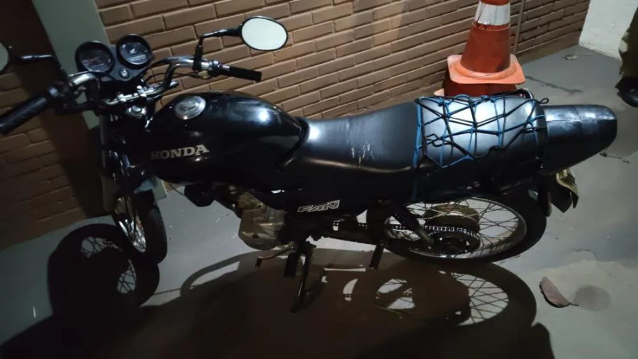 Motocicleta apreendida após perseguição em Wenceslau Braz