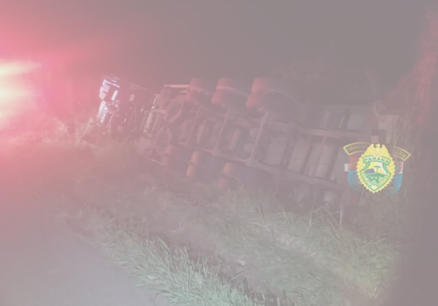 Carreta tomba na rodovia PR-092 e motorista fica ferido